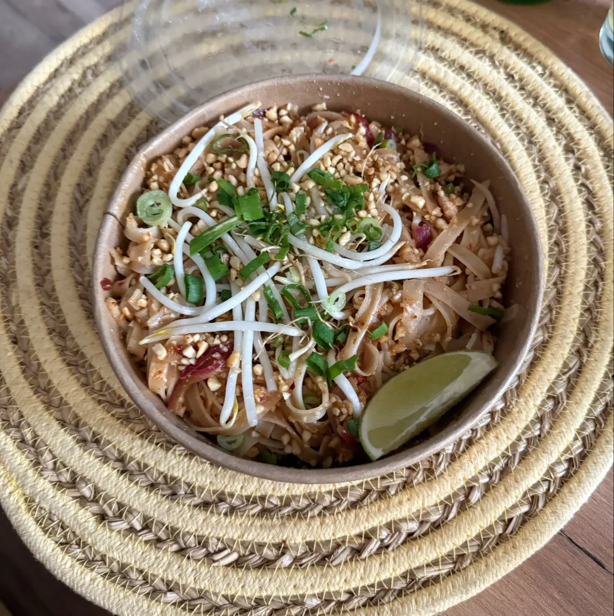 Miska Pad Thai z orzeszkami i limonką