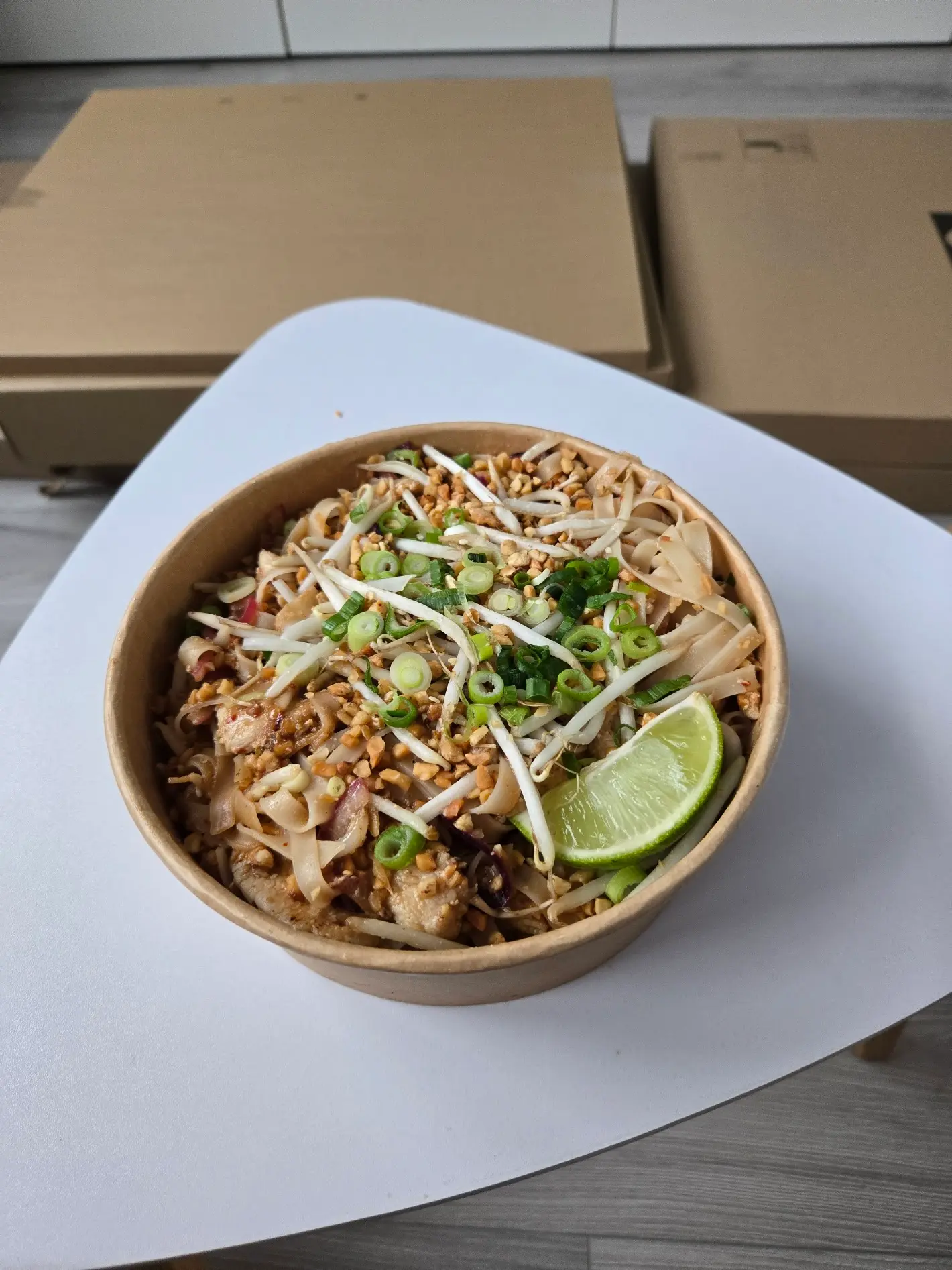Pad Thai z kurczakiem, kiełkami i limonką