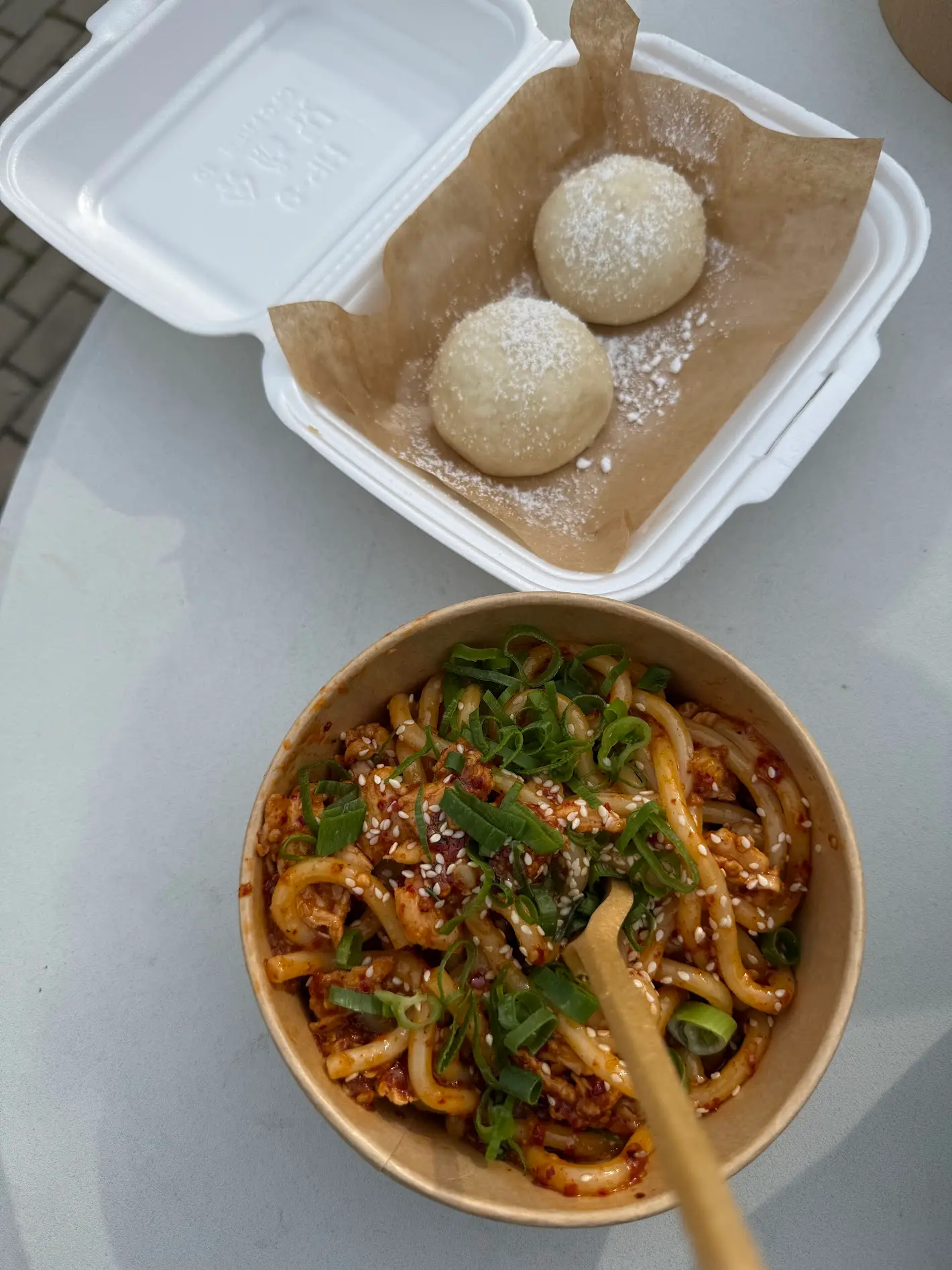 Pikantny udon z kurczakiem i bułeczki bao